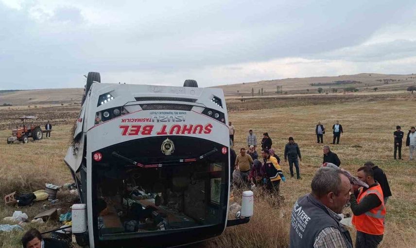 Afyonkarahisar'da midibüs devrildi: 1 ölü, 27 yaralı; şoför gözaltına alındı