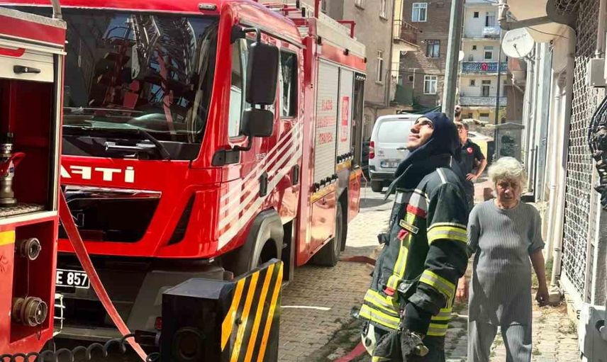 Hızlı müdahale çatıyı küle dönmekten kurtardı: Elazığ'da yangın