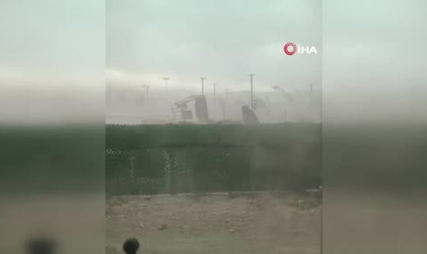 Van'da 80 kilometre hıza ulaşan rüzgar parkları ve sahil hattını vurdu