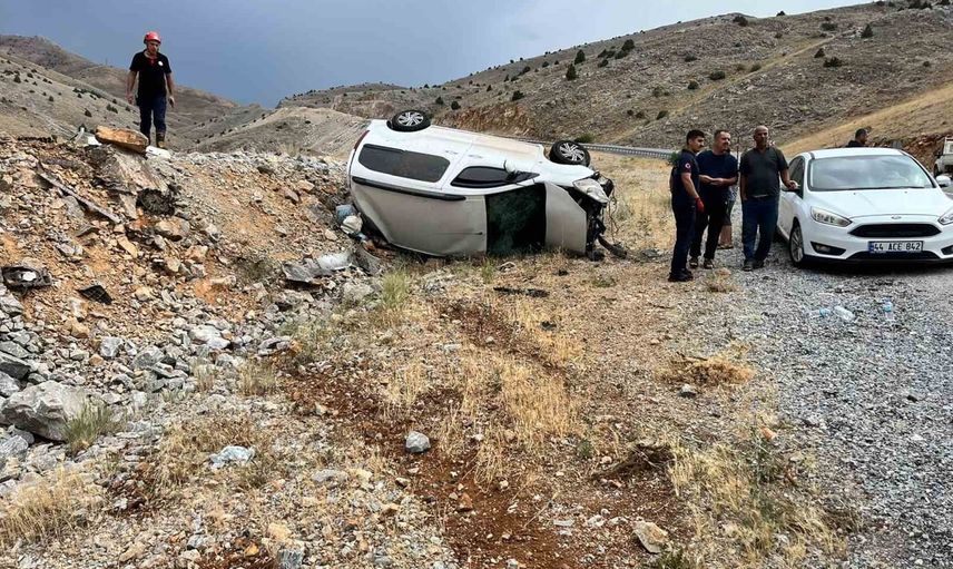 Çelikhan'da kontrolü kaybeden araç takla attı: 4'ü çocuk 6 yaralı