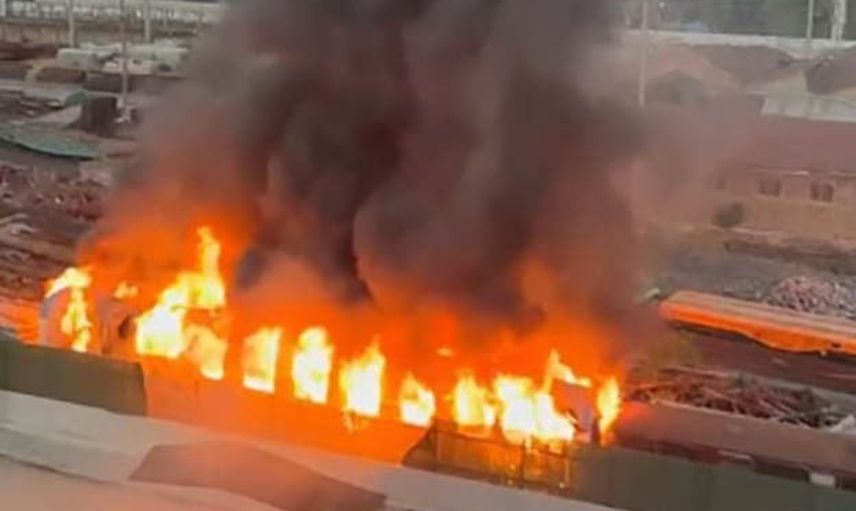 Alsancak Garı yakınında boş vagonun yanması çevrede kısa süreli panik oluşturdu