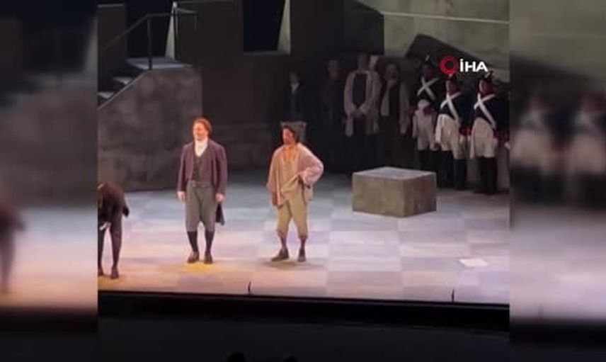 Prömiyerde eylem: Filistin bayrağı açan Gabriel Sanchez-Ortega kadrodan çıkarıldı