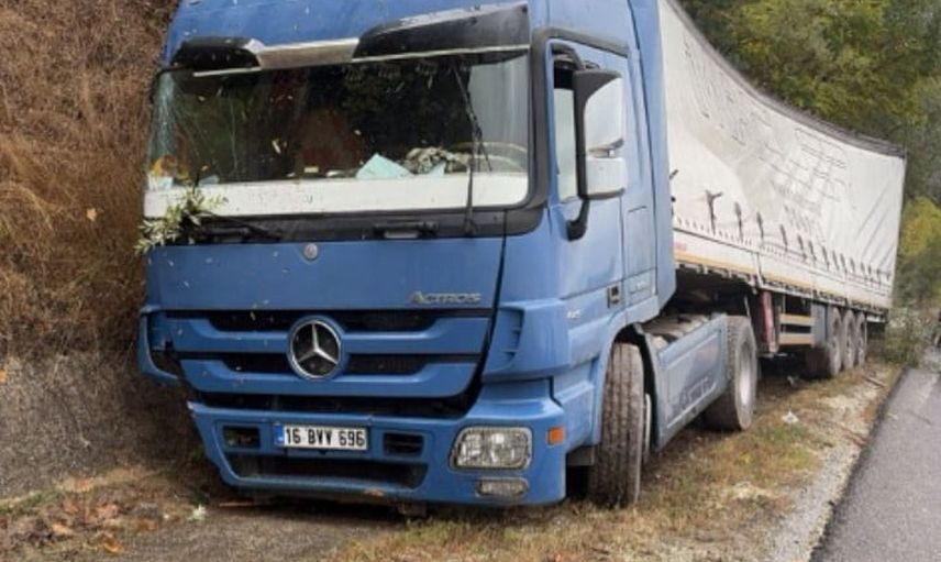 İnegöl'de sağanak sonrası kayan şeker yüklü tır kanala devrildi