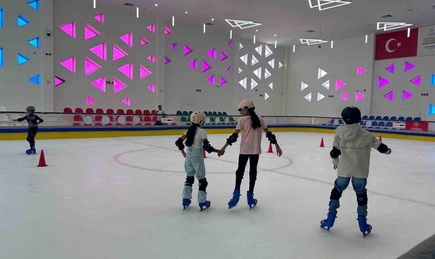 Buz pistinde yazın son serinliği: vanlı çocukların paten etkinliği