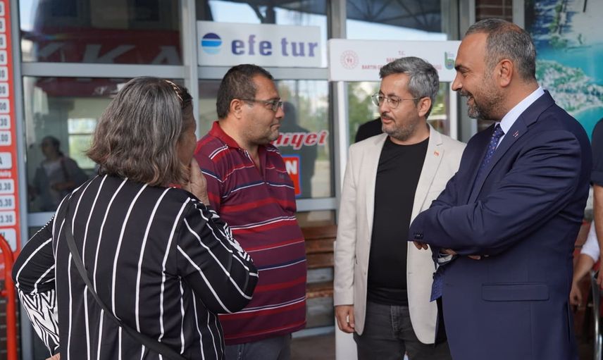 Rektör Akkaya otogarda karanfil ve rehberlikle yeni öğrencileri karşıladı