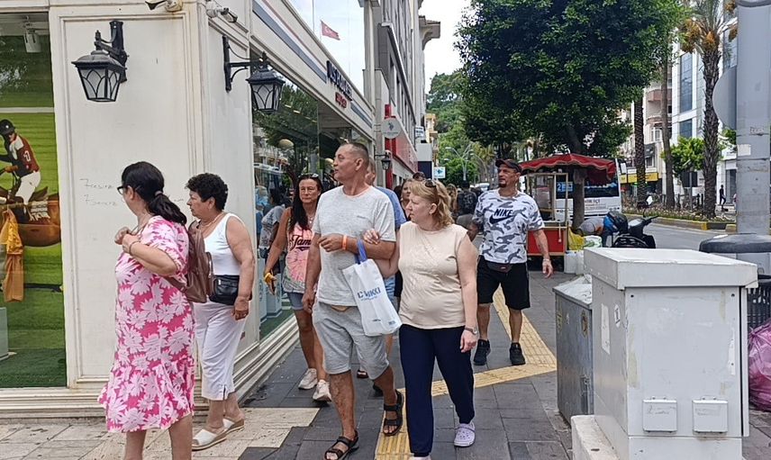 Manavgat perşembe pazarı yağışlı havada turistlerle canlandı