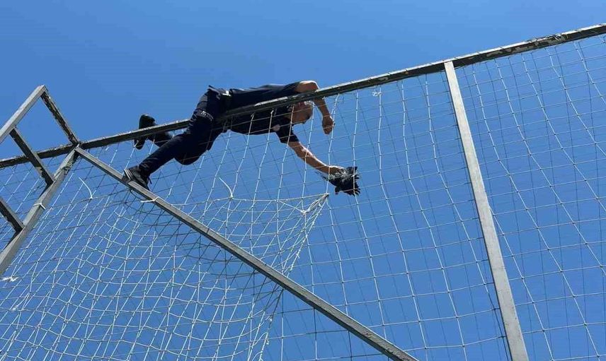 Susurluk'ta fileye takılan karga itfaiyenin müdahalesiyle doğaya döndü