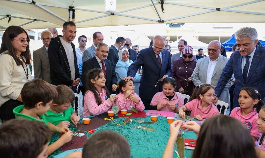 Çocuklar bilim merkezinde deneyerek geleceğe ufuk açıyor
