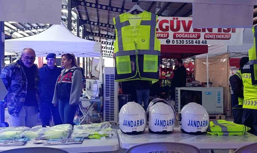 Jandarmadan Çivril'de görünürlük odaklı kask ve yelek kampanyası