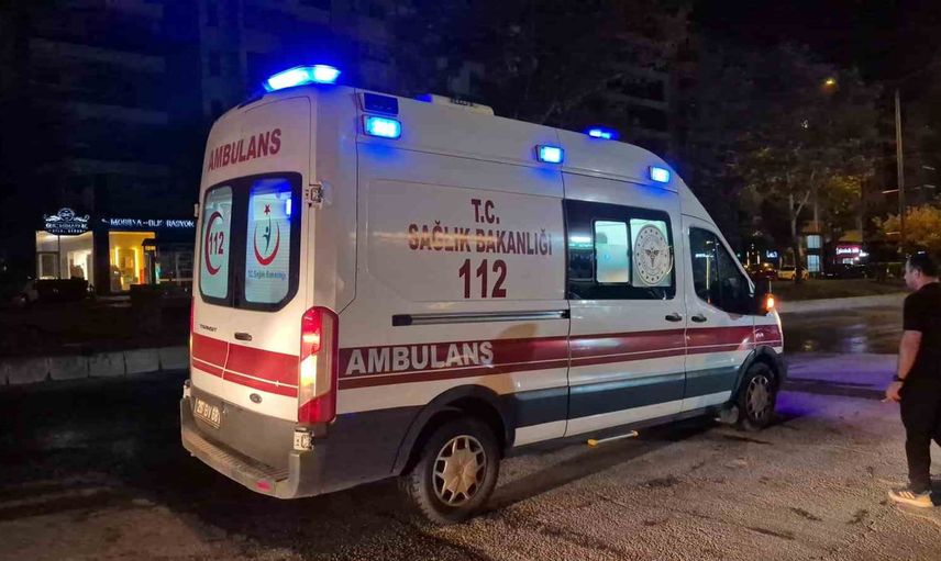 Refüj sulaması yola su taşıdı, kurye motosikletiyle devrildi