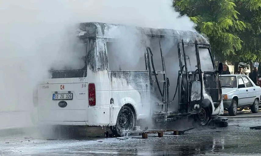 Dursunbey'de seyir halindeki ticari minibüs motor yangını sonrası kullanılamaz hale geldi