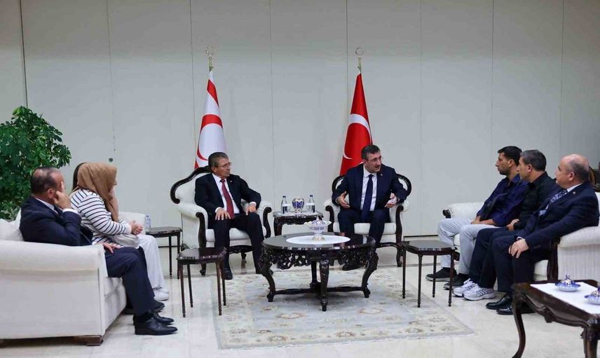 Dayanışma ziyaretinde Lefkoşa'da yüz yüze görüşme: Cumhurbaşkanı yardımcısı Yılmaz ailelerle bir araya geldi