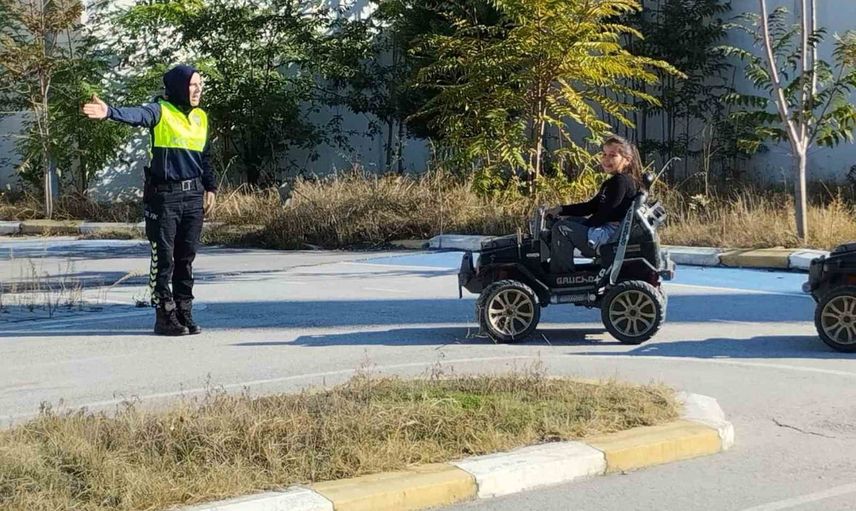 Bilecik'te trafik eğitim parkında çocuklara uygulamalı ders verildi