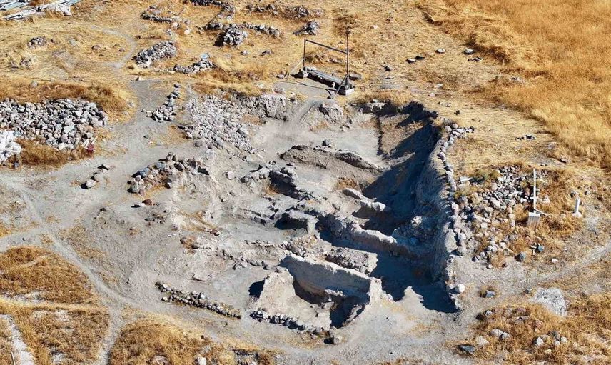 kınık höyük kazılarını yerinde inceleyen vali akmeşe çalışmaları değerlendirdi
