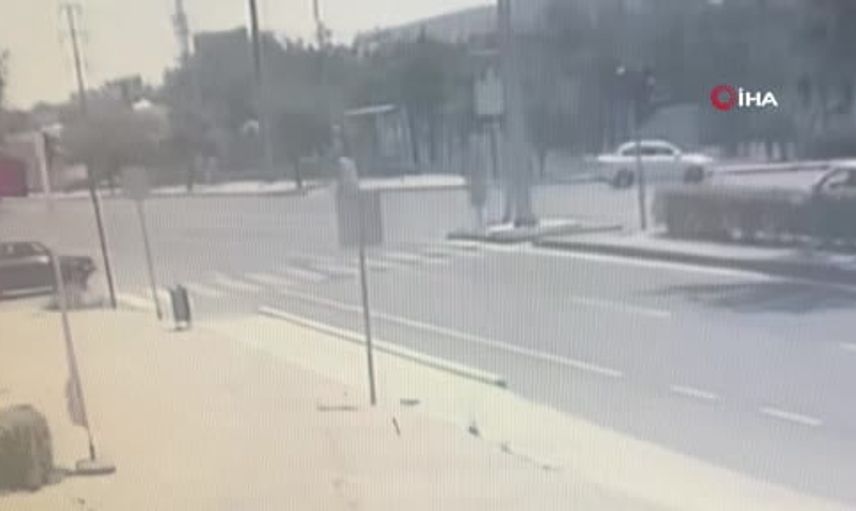 Kontrolünü yitiren otomobil refüje çıktı, sürücü hastaneye kaldırıldı