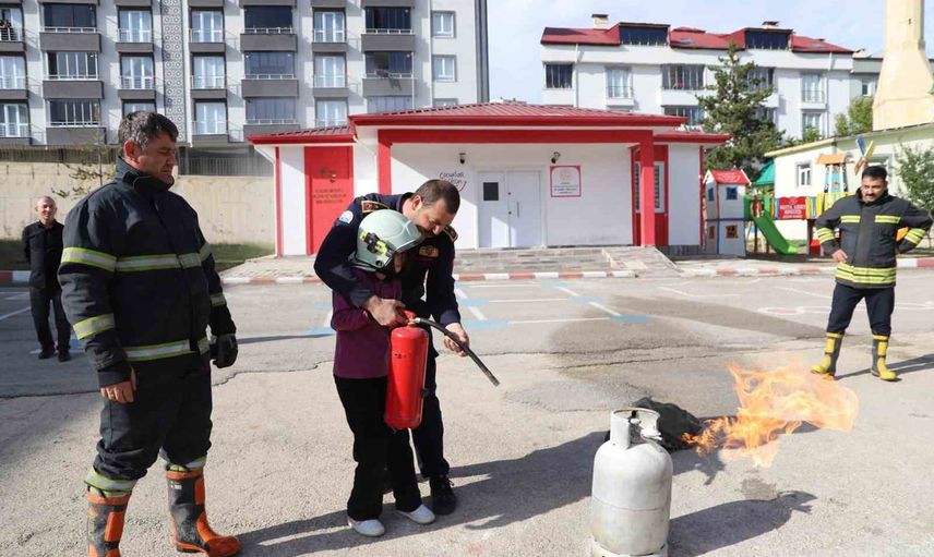 Bayburt’ta öğrenciler uygulamalı afet bilinci eğitimiyle tanıştı
