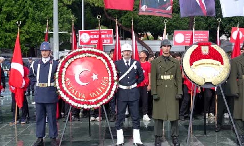 Antalya'da 103. cumhuriyet coşkusu çelenk töreniyle açıldı