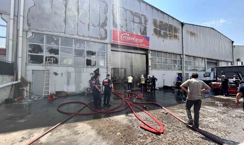 Kargo deposunda başlayan yangın Yenimahalle’de iki tırı kullanılamaz hale getirdi