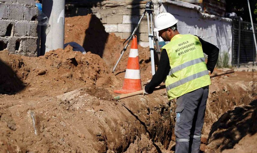 Küçükdibekdere'ye kapsamlı altyapı çalışması: kanalizasyon ve içme suyu hatları yenileniyor