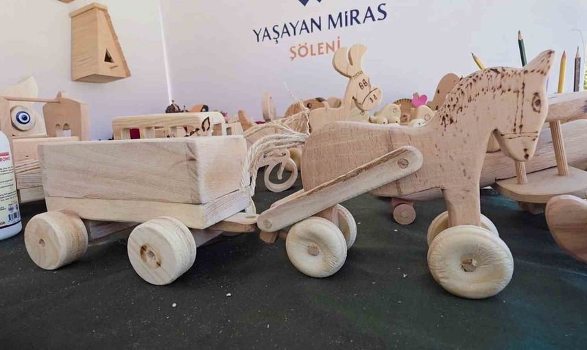 El emeğiyle çocuklara dokunan atölye: Kütahya'da 25 yıllık ustanın doğala vurgusu