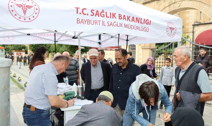 Bayburt'ta cami önünde tarama: sağlık kontrolleri vatandaşlarla buluştu