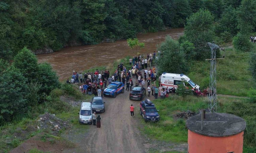 Giresun'da selin vurduğu Hamzalı'da arama çalışmaları sürüyor, bir kız kardeşin cesedine ulaşıldı