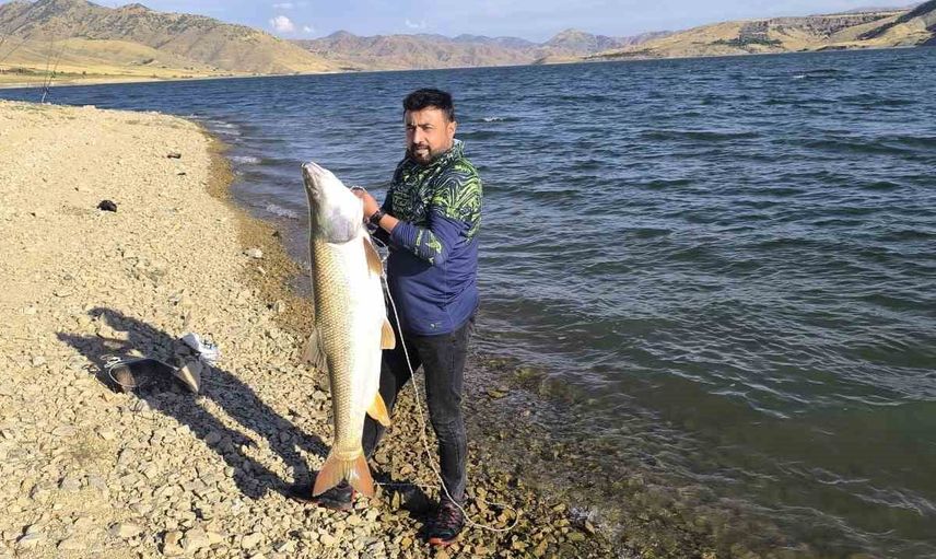 Keban'da 30 kilo dev turna: amatör balıkçının kıyıya çekme mücadelesi