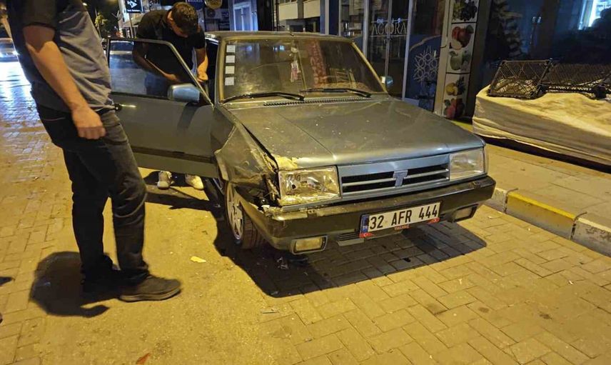 Kaçan kamyonetin karıştığı zincirleme kazada esnaf son anda kurtuldu