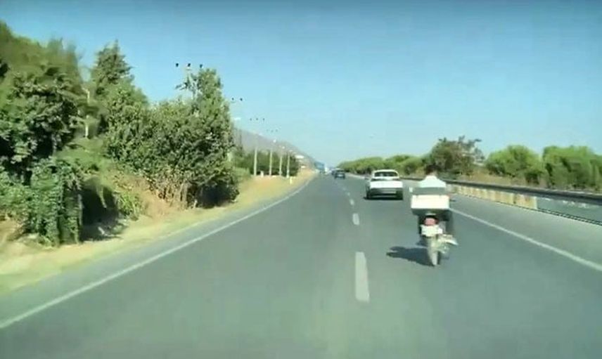 Yola aniden çıkan motosiklet otomobil sürücüsünün refleksiyle kaza önlendi