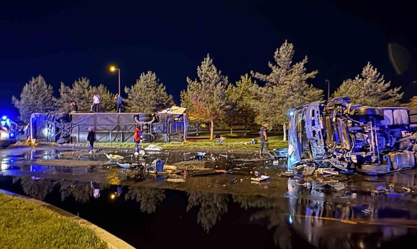 Kayseri'de yolcu otobüsü ile yakıt tankeri taşıyan tırın çarpıştığı kazada 39 yaralı