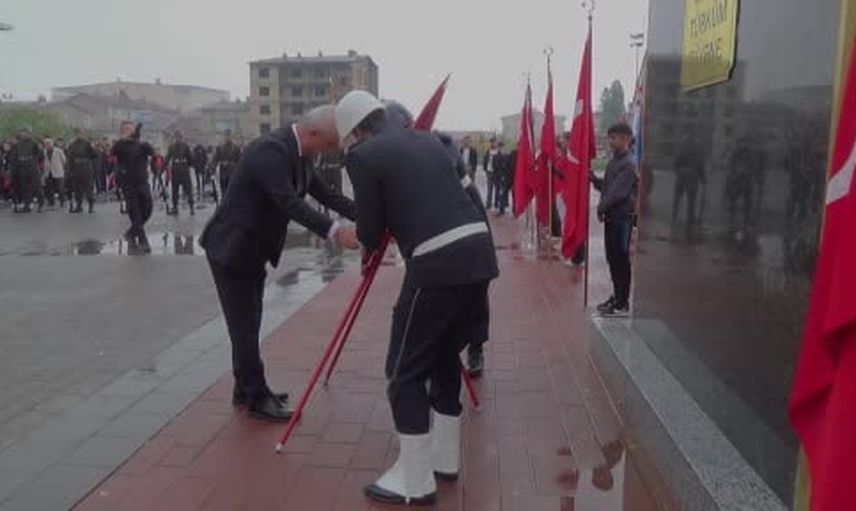 Muş'ta 103. yıl coşkusu anıta çelenk ve yürüyüşle başladı