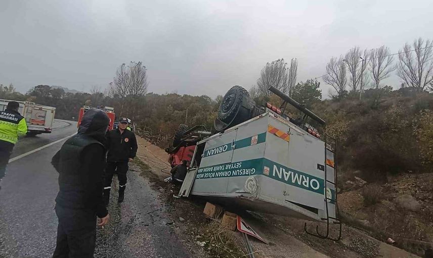 Suşehri'nde bakım aracı devrildi: üç orman personeli yaralandı