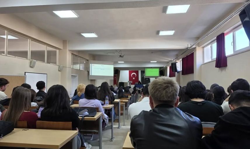 Gediz'de gençlere sağlıklı yaşam ve ilişki güvenliği öğretiliyor
