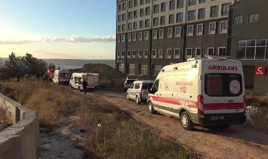 Yerleşke önündeki altyapı çalışmasında toprak kaydı, iki İranlı işçi kurtarıldı