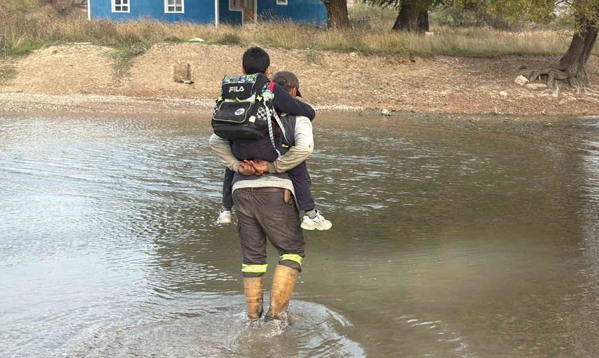 Köprüsü çöken köyde baba, özel gereksinimli oğlunu her gün sırtında ırmaktan geçiriyor