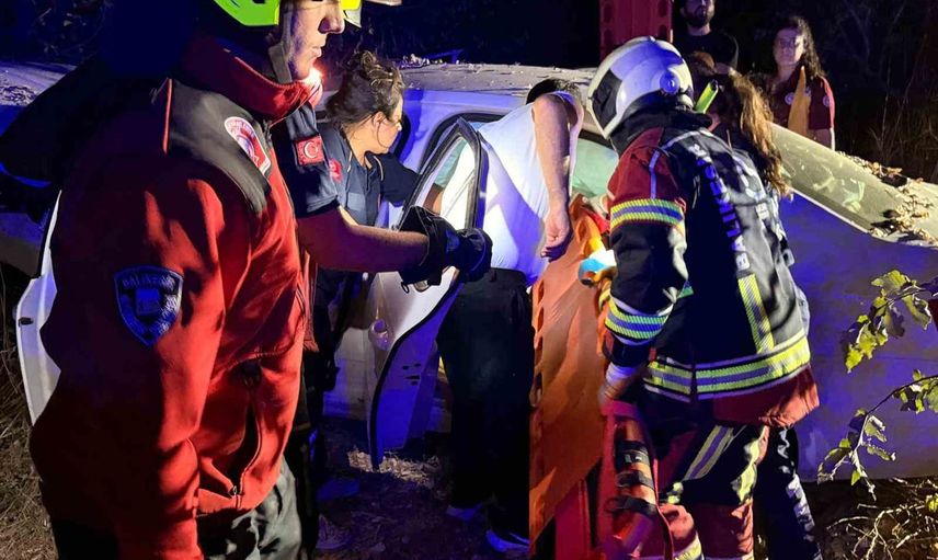 Gece yarısı kontrolden çıkan araç refüje uçtu: 3 kişi yaralandı