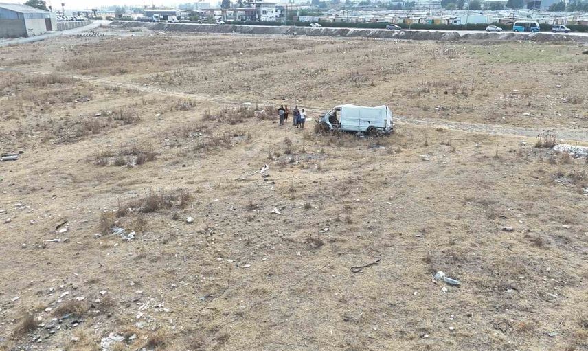 Antakya'nın enkazında kalan iz: yüzlerce araçtan geriye tek minibüs kaldı