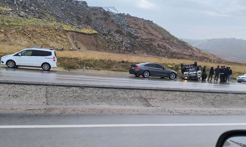 Yağış nedeniyle kayganlaşan yolda takla: Siirt-Kurtalan karayolunda iki kişi yaralandı