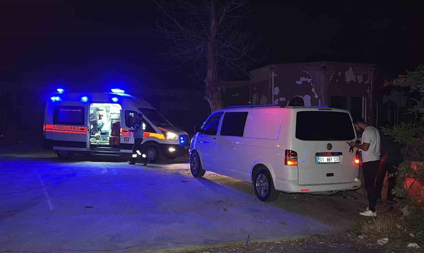 Işıkları yanan minibüsün tavan çıtasına bağlı iple cansız beden bulundu