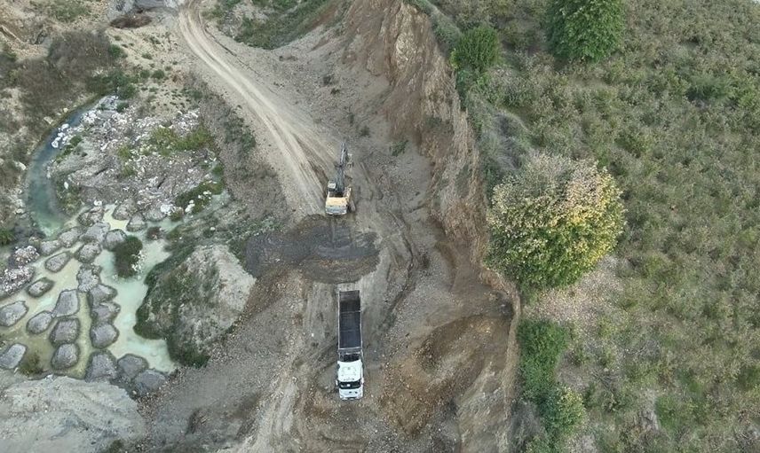 Kaçak atık dökümü çilimli'de suçüstü: 3 kamyon ele geçirildi, 8 kişi hakkında işlem