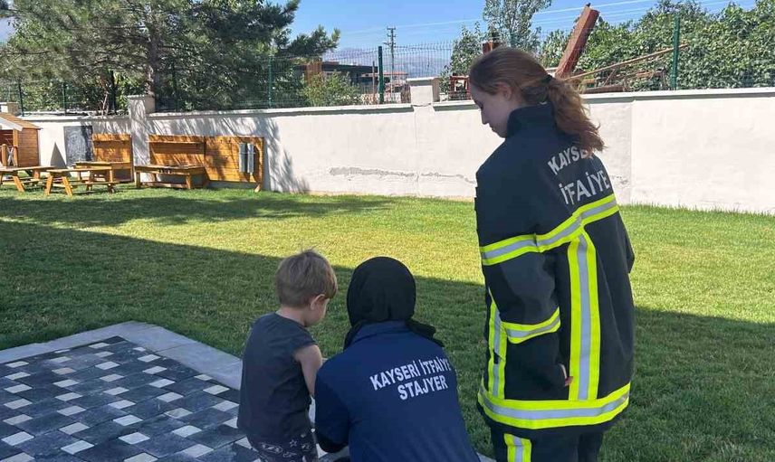 Kreşte oyunla öğrenme: minikler yangın ve deprem tatbikatında pratik yaptı