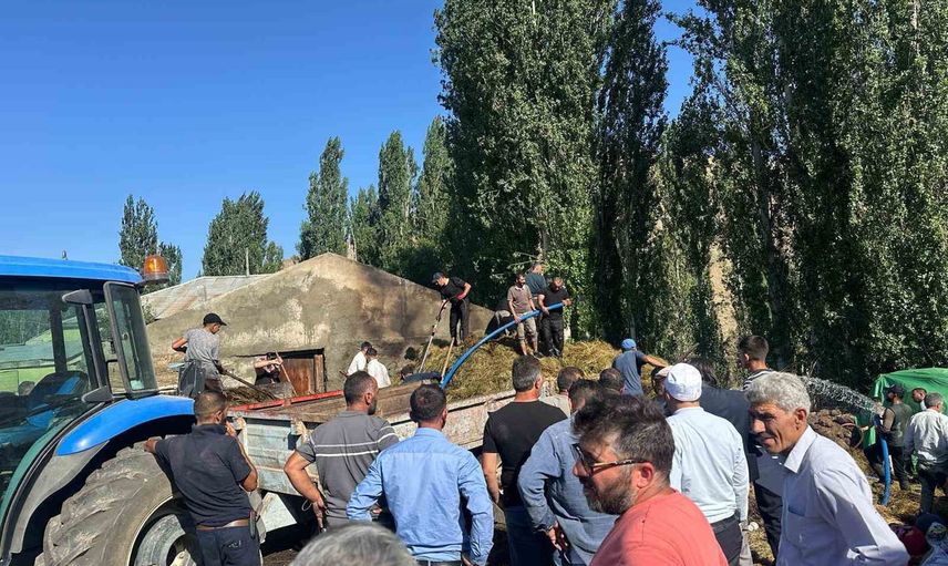 Kazıkkaya'da ot balyaları yangında küle döndü