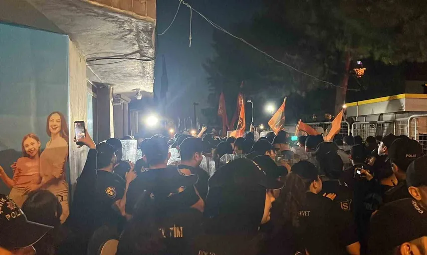 İzmir'de Cemil Tugay protestosunda polisle kısa süreli arbede