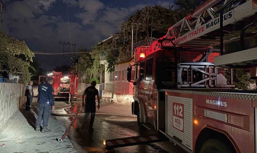 Balkonda yakılan mangal iki evin çatısını kül etti