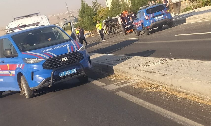 Beşiri karayolunda takla atan araçtan 4 kişi yaralı olarak çıkarıldı