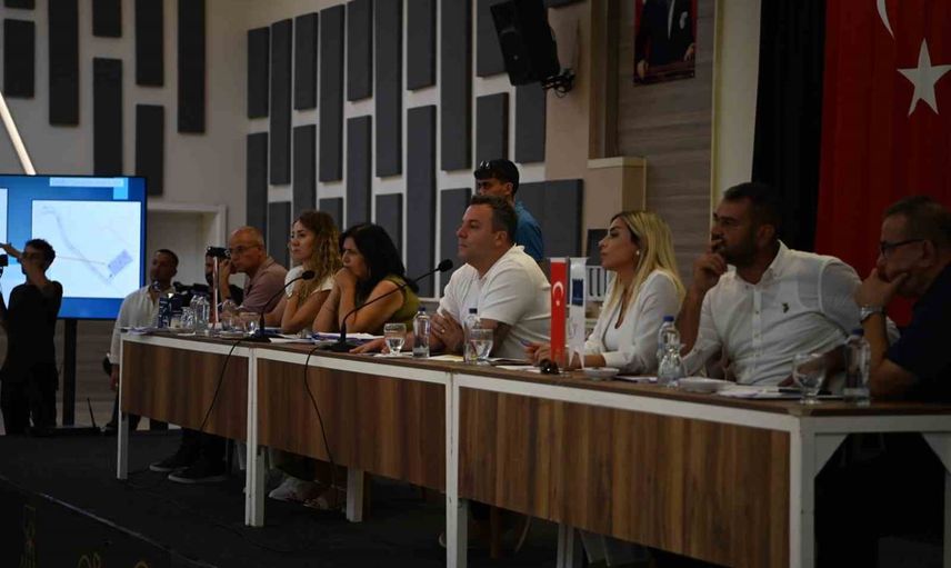 Kuşadası'nda özer türk stadı kapalı tribünü yıkılacak, alışveriş merkezi iddialarına net yanıt