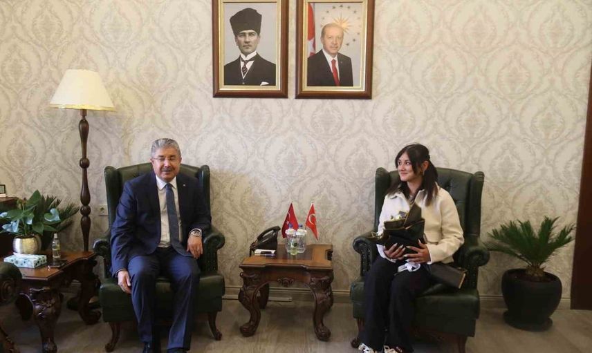 Eskişehir'de yerdeki Türk bayrağını alan kurye valilikte kabul edildi