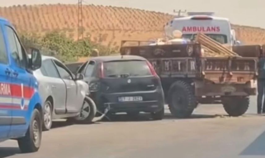 Gaziantep-Nizip yolunda araç trafiğini durduran zincirleme kaza: iki yaralı