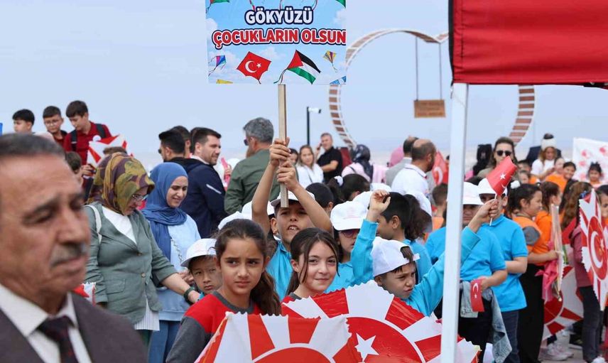 Uçurtmalar gökyüzünde: Aksaray'da çocuklar için yüzlerce uçurtma bırakıldı