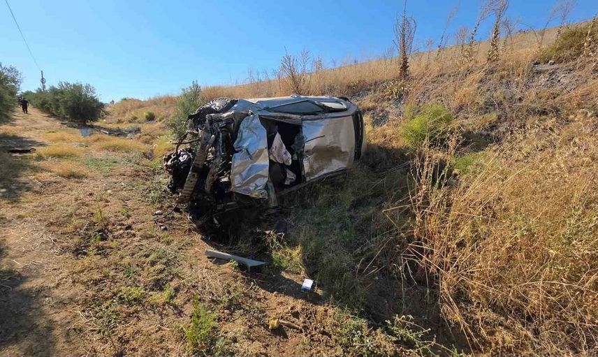 Manisa'da kontrolden çıkan araç zeytinliğe devrildi: 1'i ağır 2 yaralı